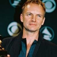 Sting Nikmati Pijatan Penari Erotis